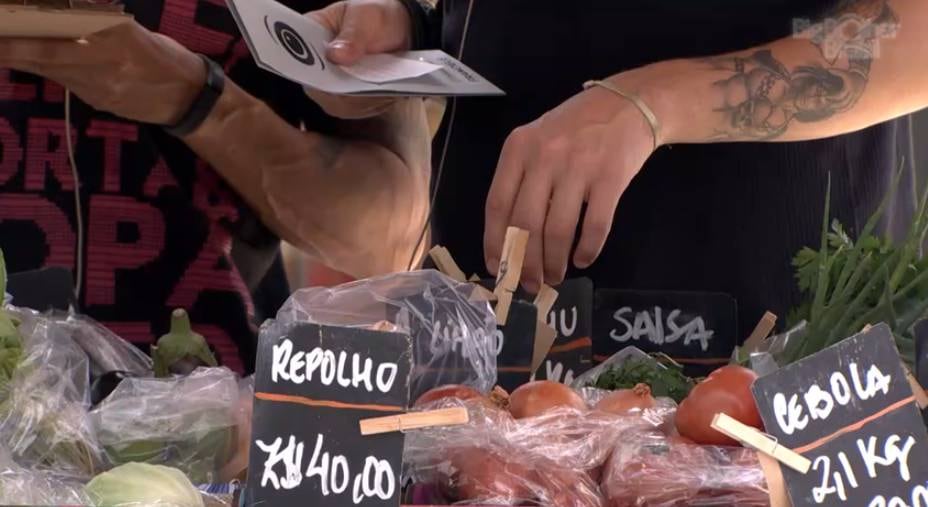 Brothers escolhem os alimentos que irão comprar