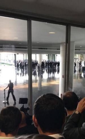 Policiais invadem Congresso Nacional em protesto pela reforma da Previdência