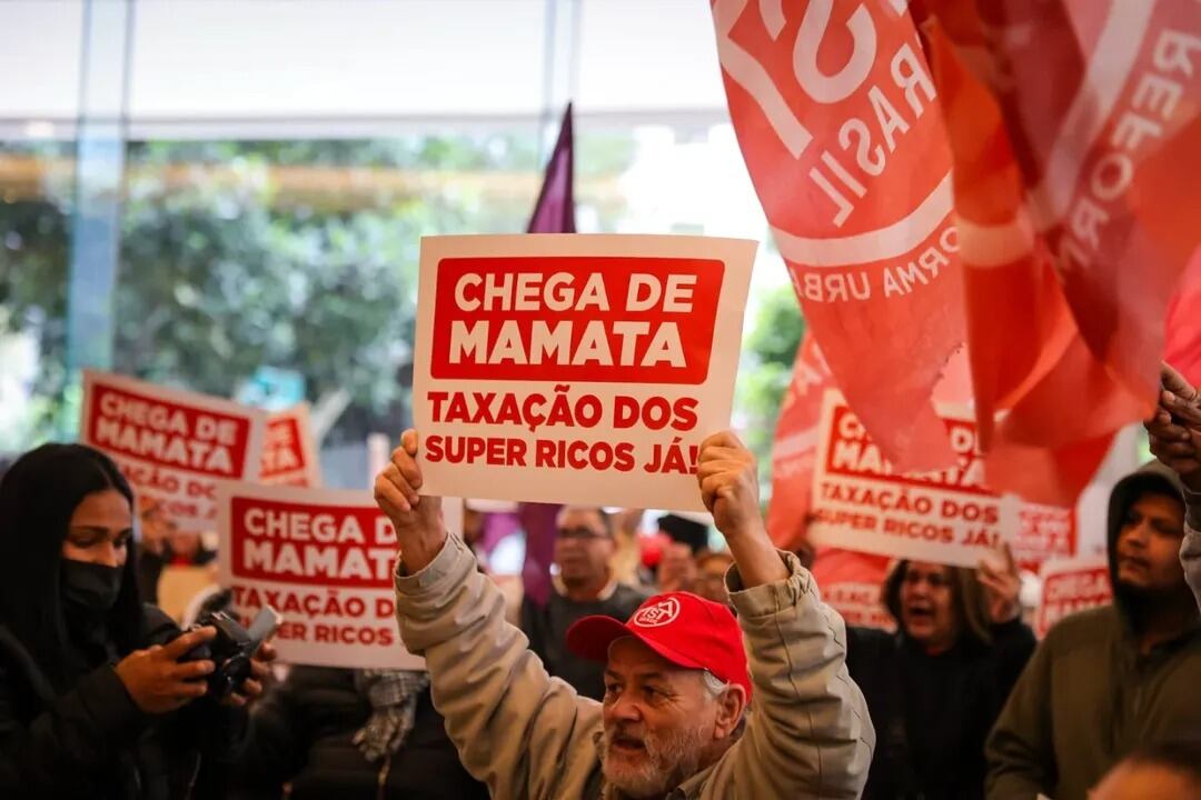 MTST e Frente Povo Sem Medo invadiram sede do banco Itaú, localizada na Avenida Faria Lima