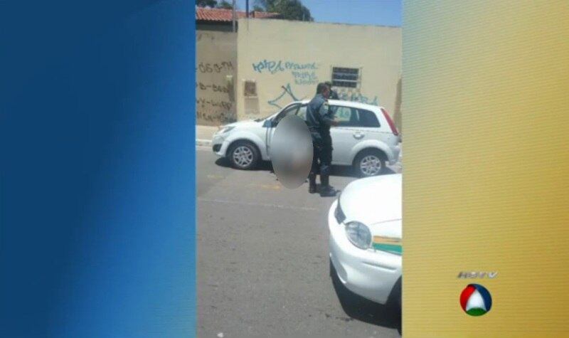 De acordo com informações da Polícia Militar, Brandão estava no carro quando dois homens em uma moto pararam ao lado e dispararam vários tiros contra ele. Um dos fatores que chamou atenção da PM é que dentro do
carro havia vários objetos de valor, mas os suspeitos fugiram sem levar nada