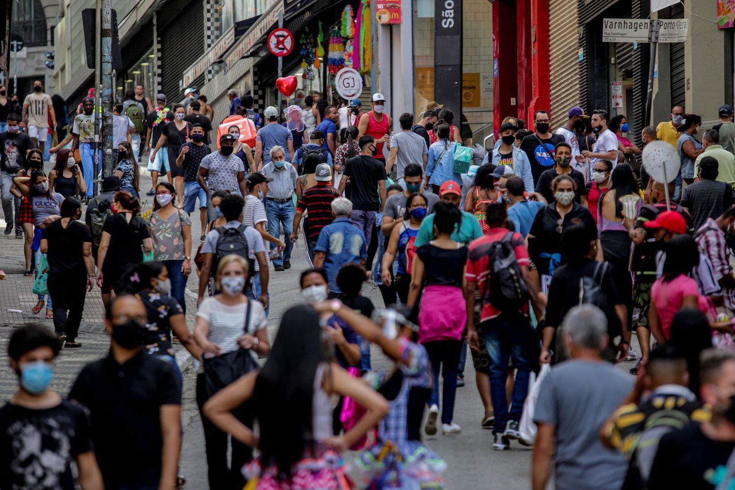 	SP - COVID-19 SAO PAULO, REABERTURA COMÉRCIO SHOPPING - CIDADES - COVID-19 SAO PAULO, REABERTURA COMÉRCIO SHOPPING - Movimentação na Ladeira Porto Geral na região da rua 25 de Março no final da manhã desta quinta-feira 11, quando aconteceu a reabertura das galerias populares, houve grande fluxo de pessoas nas ruas o que gerou preocupação por conta das aglomerações, que ajudam a proliferar a COVID-19. 11/06/2020 - Foto: SUAMY BEYDOUN/AGIF - AGÊNCIA DE FOTOGRAFIA/AGIF - AGÊNCIA DE FOTOGRAFIA/ESTADÃO CONTEÚDO