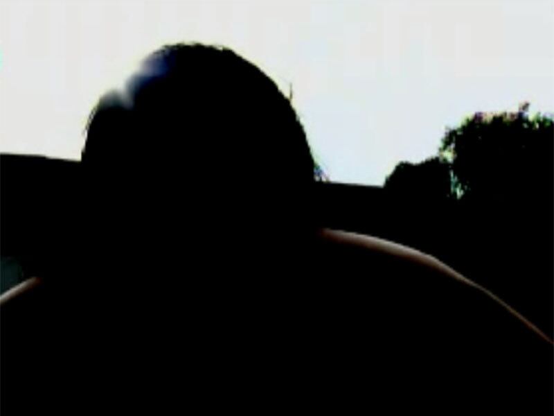 De acordo com uma das primeiras vítimas, os suspeitos pediram que ela agisse normalmente e não alarmasse o caso, passando os objetos pessoais em silêncio.
— Me pediu meu celular e dinheiro. Eu só fiz entregar o celular e disse para eles que não tinha nenhum dinheiro não, eles pediram para que eu ficasse quietinha que aquilo era um assalto. Eles tomaram o celular de todo mundo, eu tive até vontade de soltar no ponto que eu solto mas eles não deixaram descer