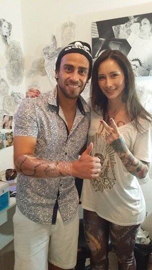 O meia não perde a oportunidade de tietar a tatuadora