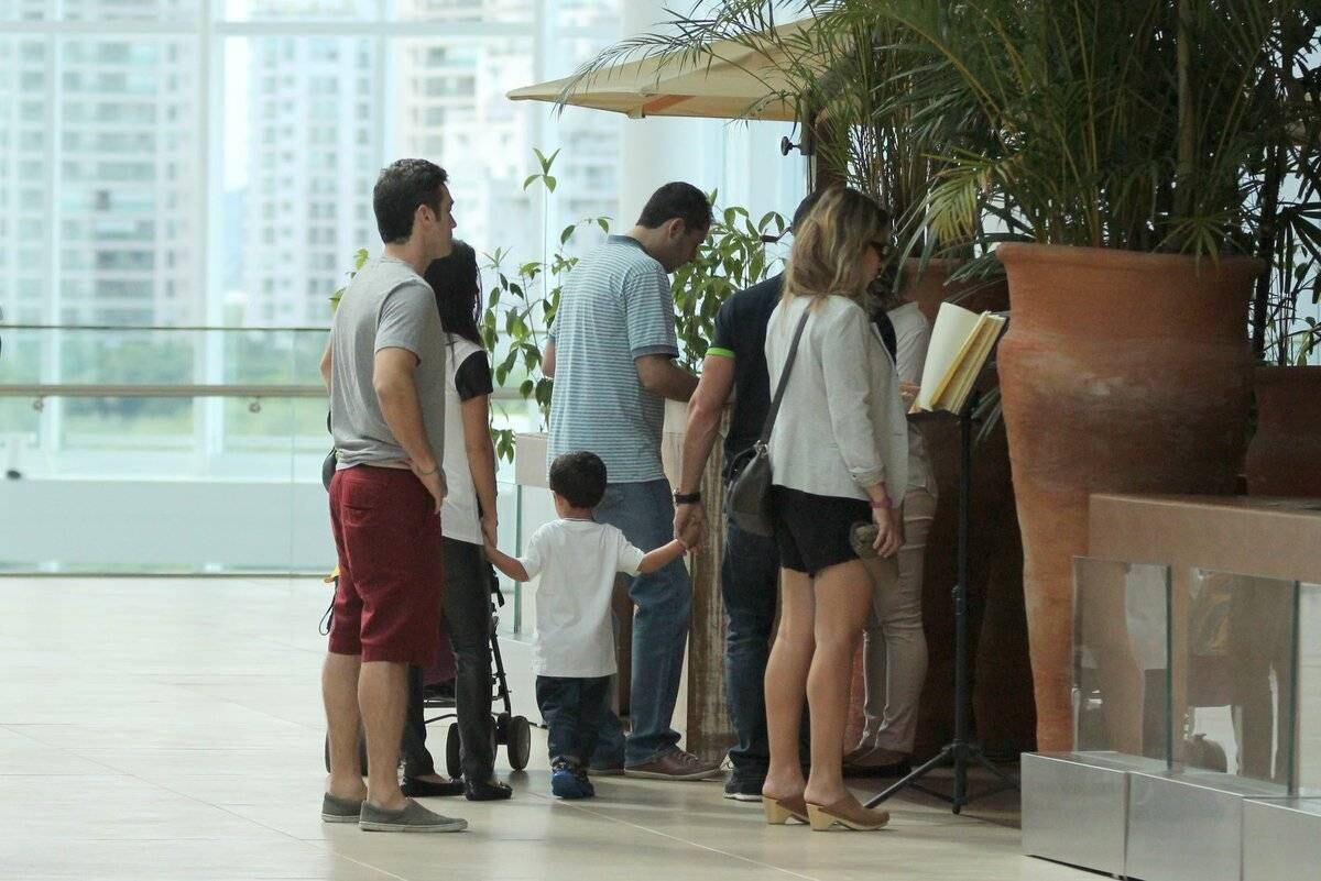 Marcos Veras e a mulher, Júlia Rabello, passearam no shopping Village Mall, na Barra da Tijuca, Rio de Janeiro, neste domingo (26)
