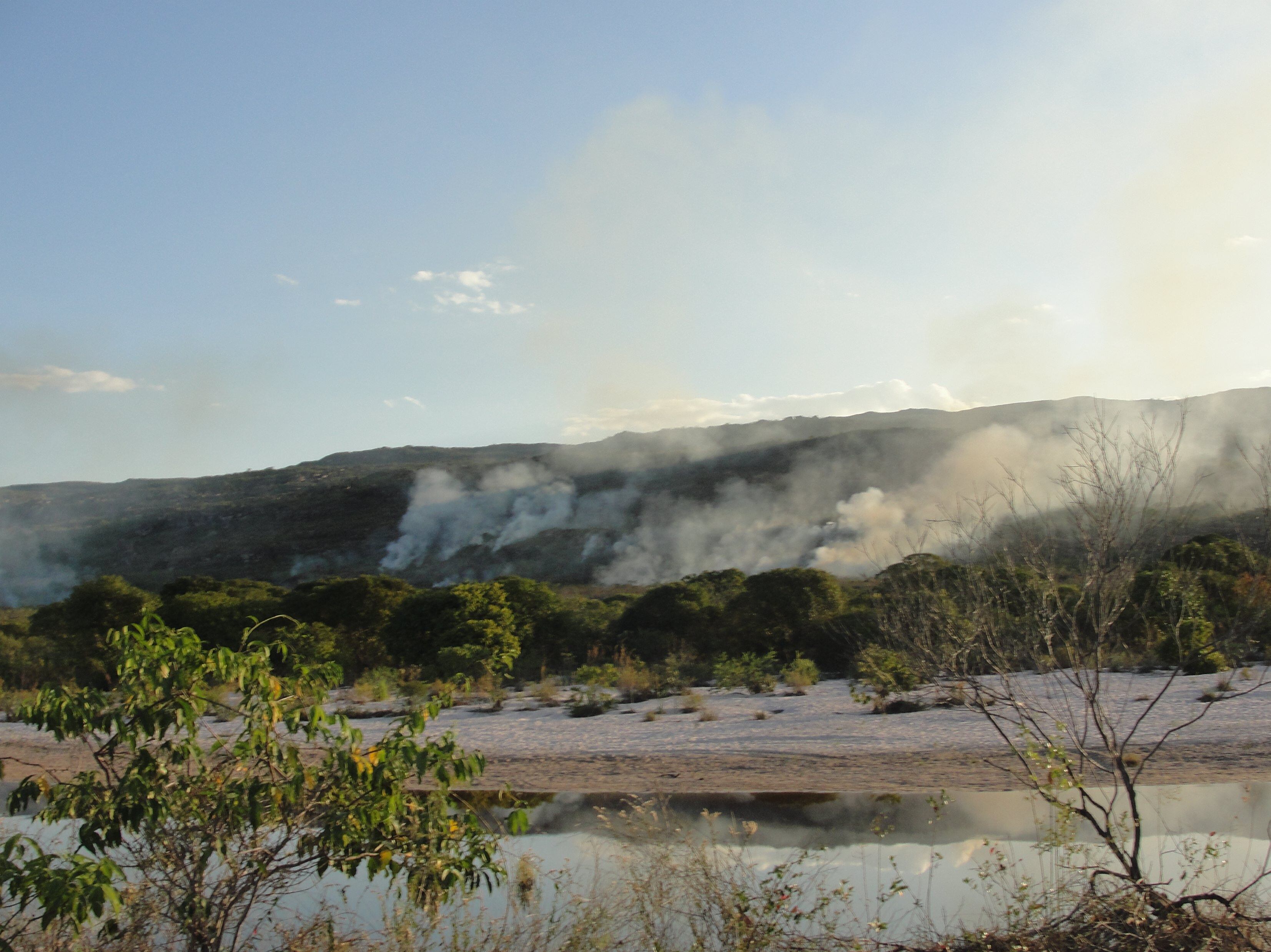 Bombeiros combatem incêndio na Chapada Diamantina, na Bahia