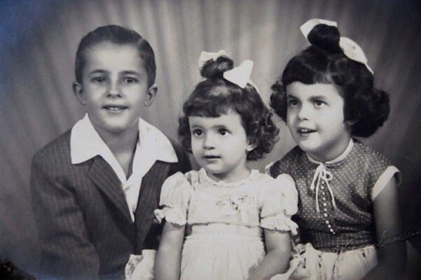 Aqui Dilma aparece somente com os irmãos. Pedro é o irmão mais velho, Zana é a caçula