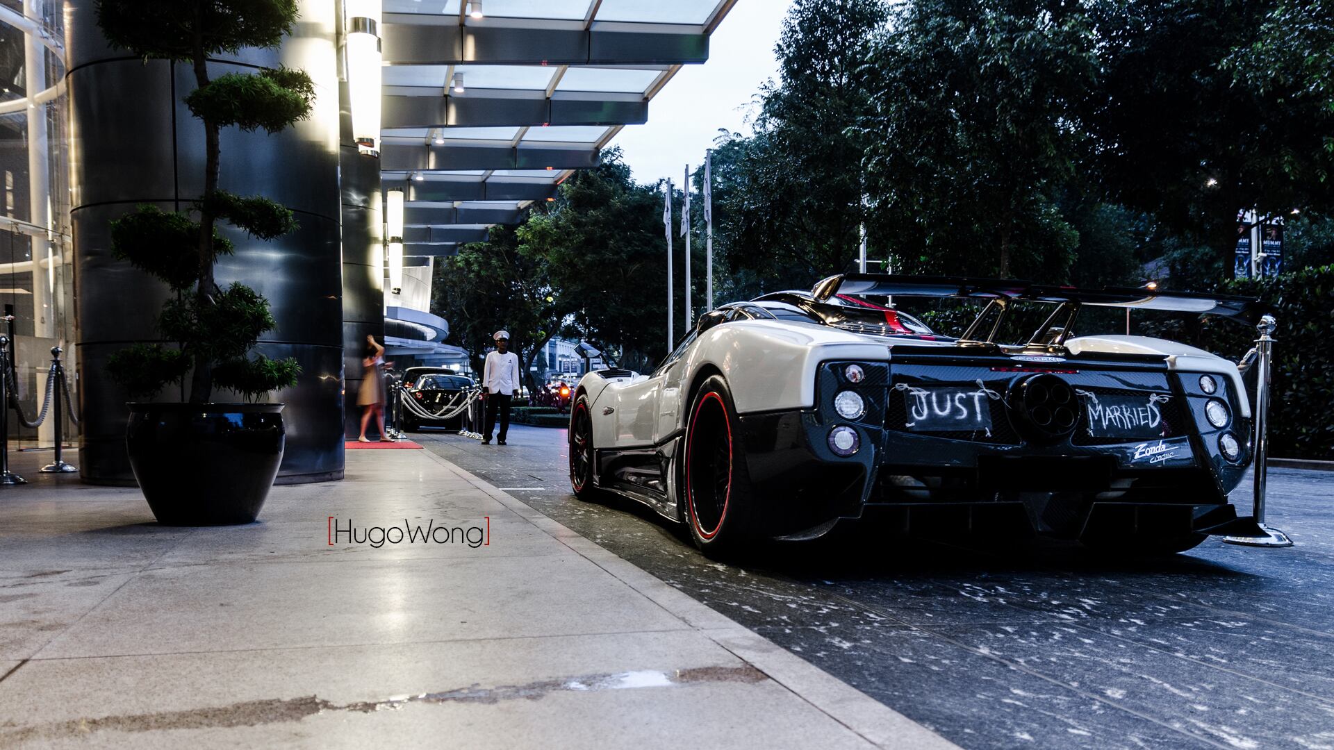 O letreiro (e o grande laço na dianteira) não passou de uma brincadeira. Mas qual fanático não iria topar levar a noiva à igreja com um superesportivo com motor V12 e 680 cavalos de potência?

VEJA TAMBÉM

> Seu bolso: saiba quais carros novos desvalorizam menos após saírem da concessionária

> Envelopamento: VW Golf preto fica totalmente cromado em minutos com aplicação de adesivo

Quer saber tudo sobre carros? Acesse R7.com/carros
