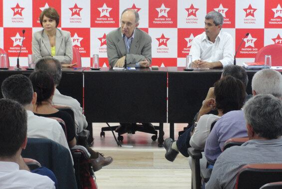 Também de olho nas eleições de 2014, os presidentes dos diretórios estaduais do PT participam, na segunda-feira (25), de reunião com membros da direção nacional do partido em São Paulo. O objetivo foi fazer um levantamento do cenário político nos Estados para a disputa do ano que vem