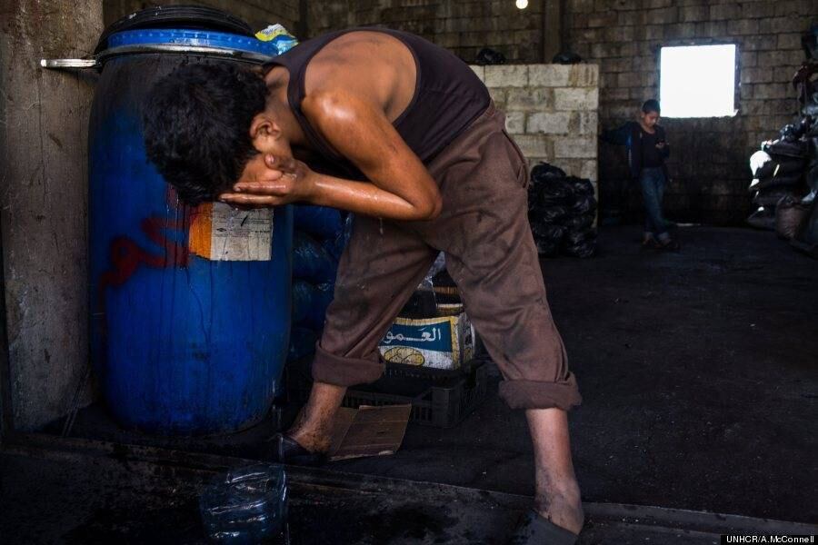Anas se limpa após um dia de
trabalho na loja de carvão em Bebnine. Assim como seus amigos, ele também sente falta da escola