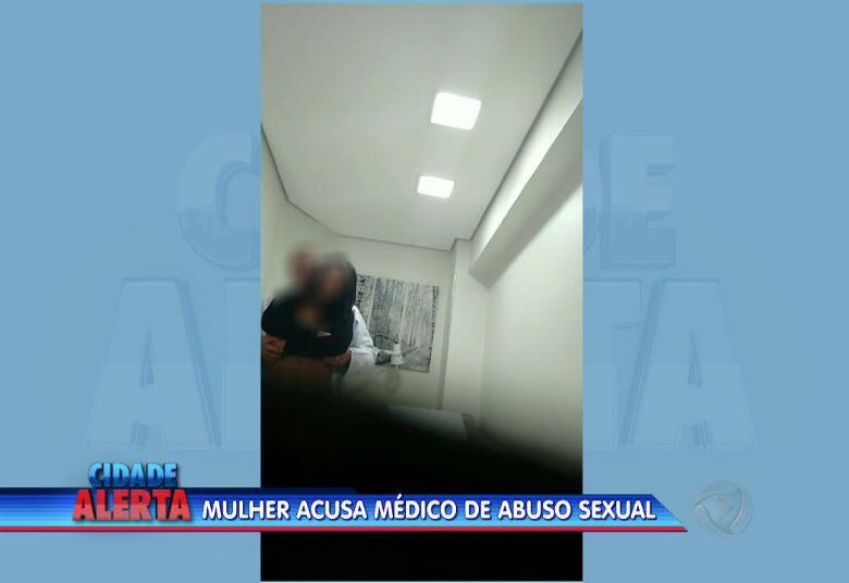 Nas imagens é possível ver o doutor levantando a blusa da
paciente

+ Quer ver tudo o que rolou no Cidade Alerta? Veja a íntegra no R7 Play
