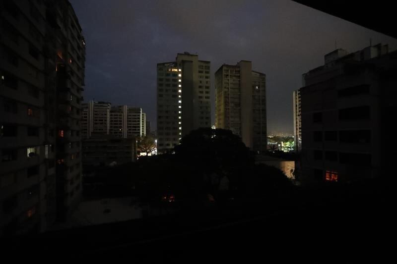 Venezuelanos estão há 40 horas sem luz