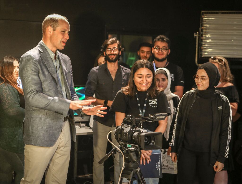 Por fim, o príncipe assistiu aulas de documentários e comunicação na escola Al Quds que atende, em sua maioria, refugiados