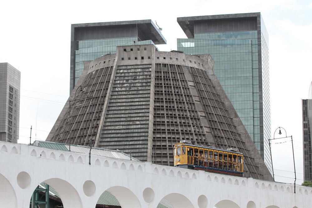 Os novos bondinhos que ligam Santa Teresa ao centro do Rio começaram a ser testados na segunda-feira (29) e, nesta quinta (2), voltaram a circular sobre os Arcos da Lapa. O serviço está parado desde 2011, quando um grave acidente matou seis pessoas e feriu 50
