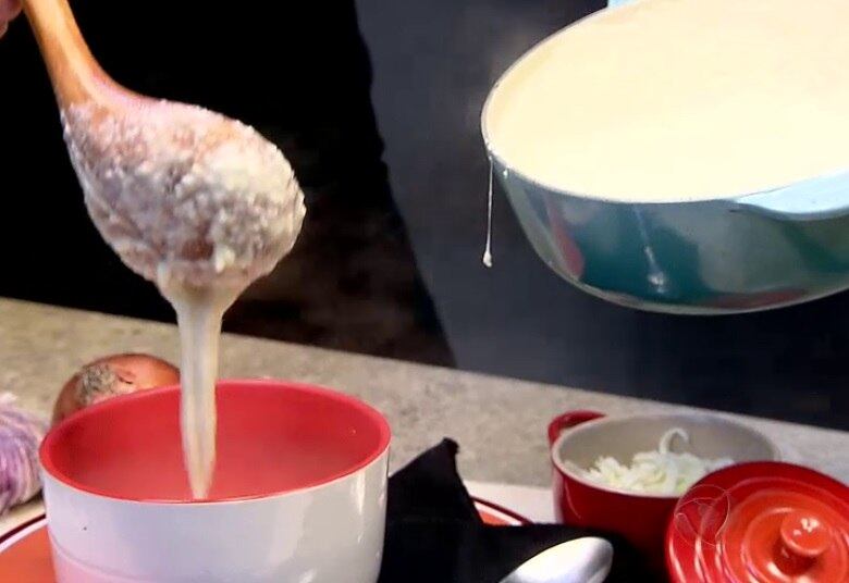 CREME DE PALMITO – Porção de 300 ml = 200 Kcal



Ingredientes:



3 colheres (sopa) azeite de oliva extra virgem


½ cebola picada


1 dente de alho picadinho


1 vidro palmito em conserva picado


3 xícaras leite desnatado


2 colheres de sopa de creme de ricota light


Muçarela de búfala ralada


Salsa, cebolinha a gosto


Sal e pimenta-do-reino branca moída na hora a gosto

• Nutricionista dá dicas para reduzir as calorias das sopas pela metade. ASSISTA! 
