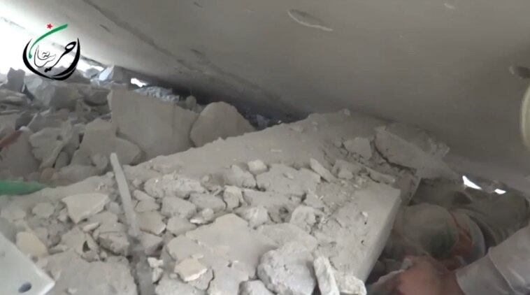 De acordo com o Observatório Sírio para os Direitos Humanos —
entidade que monitora a Guerra Civil Síria — a cidade de Huraytan tem sido alvo
de diversos bombardeios nos últimos três meses