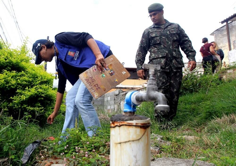 Soldados acompanham agentes de saúde durante vista no Limão