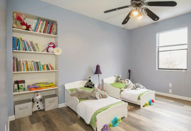 Mas é claro que nada disso
vale se você não puder adaptar o quarto ao desenvolvimento do seu filho, certo?
Pensando nisso, Camila e Tamiris sugerem sempre pensar em um projeto que possa
acompanhar o crescimento da criança. Para isso, bancadas que sejam
depois apenas alteradas na altura, camas auxiliares que ganham a função de
receber os amigos, revisteiros e nichos que podem ser usados para guardar os
materiais durante a fase escolar merecem espaço no quartinho.