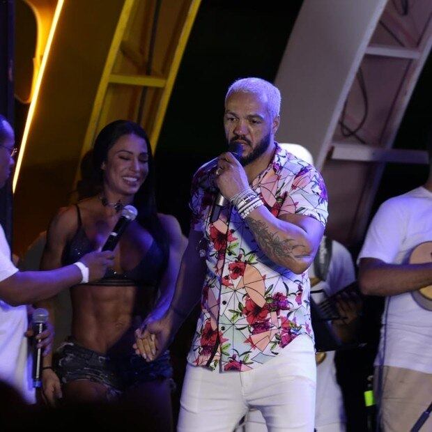 No Instagram, a musa publicou também vídeos que mostram ela curtindo a festa também na pista vip, enquanto Belo cantava