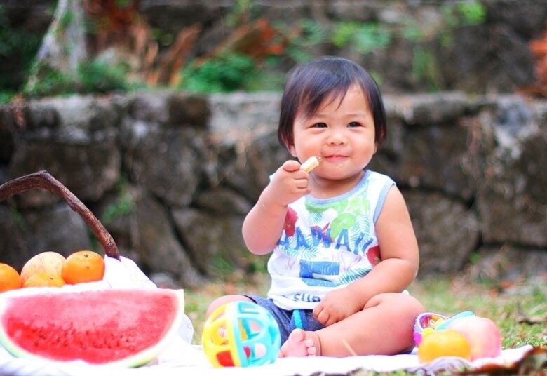 Método BLW
Se você é mãe ou pai de bebê, provavelmente já ouviu falar do método BLW. Segundo a nutricionista, essa prática não convencional aplicada na alimentação complementar pode ser traduzida como ‘desmame guiado pelo bebê’, que consiste em oferecer a comida em pedaços e permite que o pequeno se sirva sozinho. “A ideia é de que a comida seja oferecida picada aos bebês, em formas e tamanhos que eles sejam capazes de segurá-la com as mãos e levá-la à boca. Assim, a criança vai comer o que quiser e na velocidade que quiser, sem pressão por parte dos pais, o que a incentiva a ter maior confiança, desperta a curiosidade sobre os alimentos e, especialmente, faz da refeição um momento gostoso e divertido”, comenta.