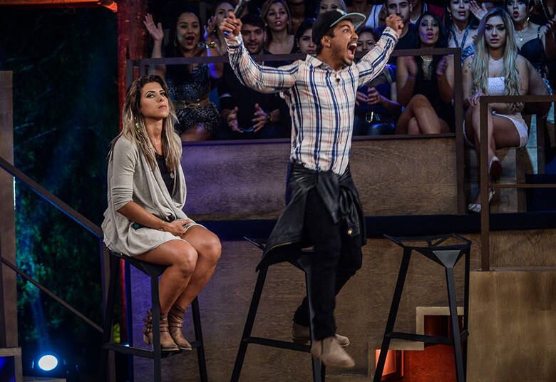 Apesar da conta bancária ter engordado a quantia de R$ 2
milhões, Douglas dispensou condecorações ao ser chamado de “vencedor”
e afirmou ter ficado surpreso com o resultado final.





— Não me vejo como o grande vencedor
daquilo, só mostrei minha verdade e fui julgado. Se fui coerente, obrigado,
Brasil! Fiquei surpreso mesmo, porque eram todos muito competentes a ganhar o
prêmio. Todos que estavam ali eram guerreiros, era uma luta emocional difícil e
constante, e por chegar até a final, acho que todo mundo é merecedor. Agora é menos
um pobre no Brasil!

