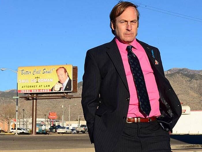 O nome do personagem Saul Goodman é uma
expressão em inglês em forma flexionada. "It’s all good, man!" que
seria mais ou menos: "tá de boa, mano!"
Aprenda a fazer metanfetamina Azul de Breaking Bad

