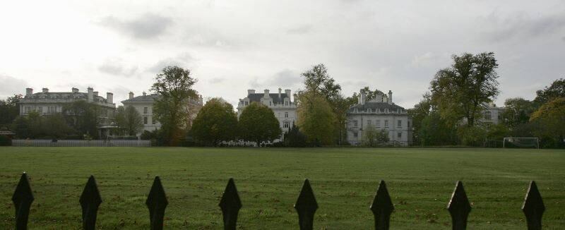 A lista das casas mais caras do mundo também conta com o magnata russo Roman Abramovich, proprietário do clube inglês Chelsea. Ele possui uma
mansão na rua dos ricaços de Londres — a Row Bilionaires. A propriedade foi comprada
por US$ 140 milhões (R$ 310,9 milhões) em 2011. A prefeitura, na época, aprovou
a construção de uma extensão subterrânea que inclui um campo de tênis, centro
de saúde e um museu de automóveis