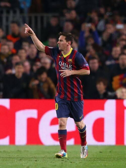 Comandante da equipe do Barcelona, o quatro vezes melhor do mundo Messi apareceu em terceiro lugar