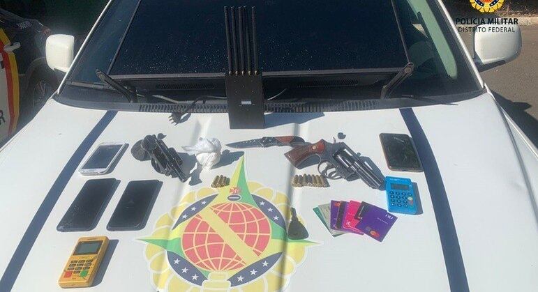 Polícia encontra armas, porções de droga e cartões clonados com suspeitos