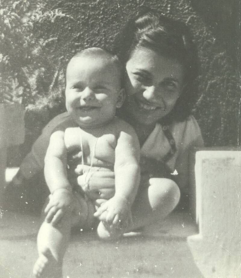 Ronnie bebê na foto com a sua mãe, Noly, em Niterói onde moravam, em 1945
