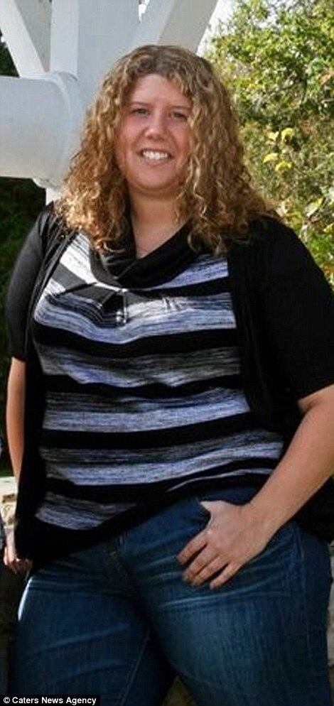 Já durante a adolescência ela tinha problemas com a obesidade, comendo bolos e chocolates compulsivamente. Quando entrou na faculdade, estava pesando 104 kg
Entre em forma com R7 Dieta mantendo hábitos alimentares mais saudáveis