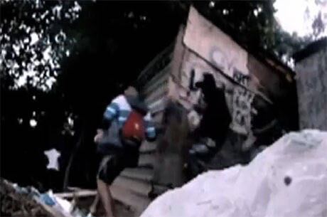 Dois suspeitos de tráfico flagrados em vídeo foram presos