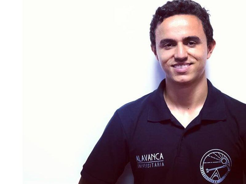 O baiano Álison Klener pode ser considerado um jovem "fora de série". Formado em administração pela Ufba (Universidade Federal da Bahia) e co-fundador e empreendedor social da Alavanca Universitária, Álison é conhecido por ser ativo em mobilização social desde os oito anos de idade. Ele acredita que a conexão de pessoas, escolhas e sonhos é o grande transmutador do mundo.
Em entrevista ao R7 BA, o jovem contou que é apaixonado pelo que faz, Álison 'fala com a alma' e ajuda outros jovens a alavancarem seus sonhos