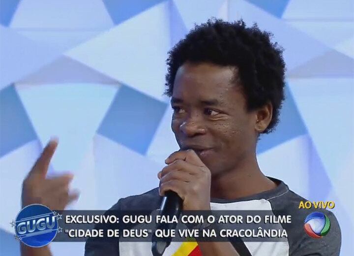 Gugu: Não tinha nada escrito? Era tudo improvisado?
Rubens: Não. A gente só errava quando eu falava uma gíria dos
anos 2000, que era “Tú, tá ligado?". Era para falar “eu
não quero a negação contigo, rapaz”, a gíria da década de 70, mas eu não sabia falar a palavra negação. Então,
quando eu falava a gíria que estava acostumado, o diretor parava a cena e me dava bronca
Gugu: Me conta uma coisa, você fez esse filme importantíssimo
para o cinema nacional. Mas o que aconteceu depois?
Rubens: Então, depois eu vim morar em São Paulo. Fui
fazer estágio na produtora do Fernando Meirelles e eles alugaram um quartinho
bem pequeno pra mim, em Pinheiros. Na época, eu ganhava R$ 250, o valor do salário mínimo
+ Personagens que emocionaram no Domingo Show fazem surpresa para Geraldo Luís
+ Anão humorista? Marquinhos imita Geraldo Luís contando histórias de vida
+ Gugu está no Facebook! Curta
+ Siga o perfil da atração no Twitter