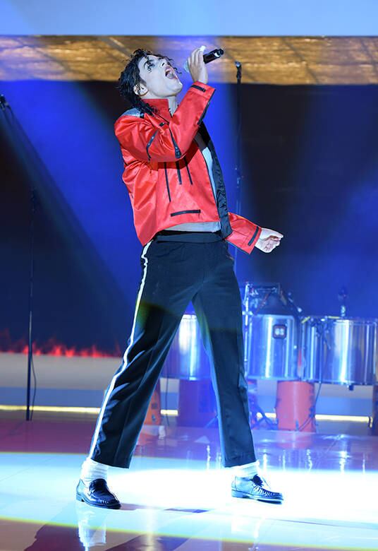 Nos bastidores, Rodrigo contou que entrou em contato com o coreógrafo pela internet e partiu dele a ideia de contribuir com o show.
— Ele traz uma contribuição além da corporal. Ele me trouxe informações internas para que que pudesse transformar emoções em movimentos. Era o que o Michael pedia e isso que foi muito especial. Não foi a questão de coreografar, foi transformar uma coreografia que já existia no mais próximo do original
+ VÍDEO: Xuxa e Fiuk arriscam passinhos de Michael Jackson com coreógrafo das estrelas