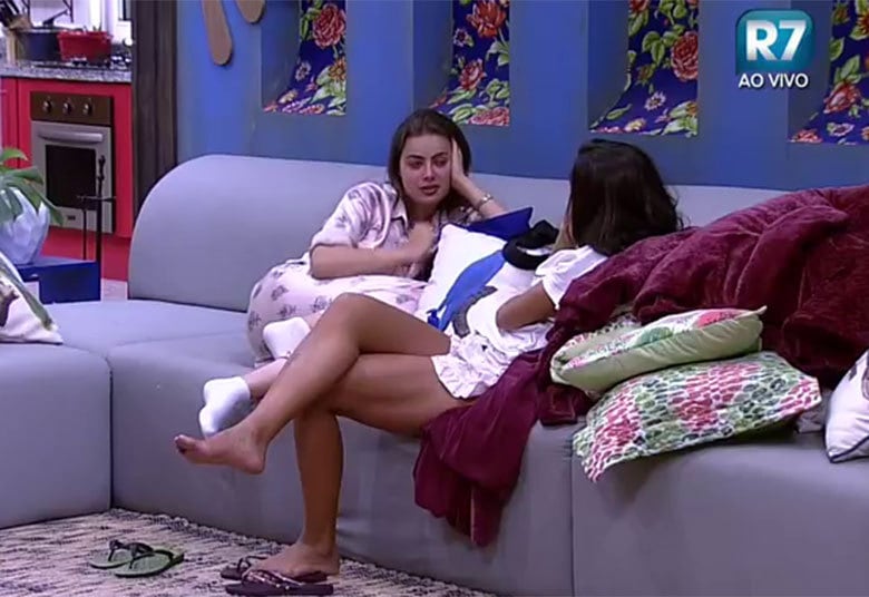 Carla Prata tornou-se uma
pessoa ainda mais especial para Rayanne durante o jogo. Em uma conversa, a Miss
abriu o coração e uma declaração carinhosa para Carla Prata: “Que presente bom
A Fazenda me trouxe”

+ Em atividade, peões comentam momentos marcantes de cada uma das semanas de confinamento
+ Turma do Ronco: Peões descansam durante a tarde do último sábado de A Fazenda 8
+ Douglas, Rayanne e Ana Paula cantam músicas de Latino e peão enfatiza: “Quem planta sacanagem colhe solidão”


