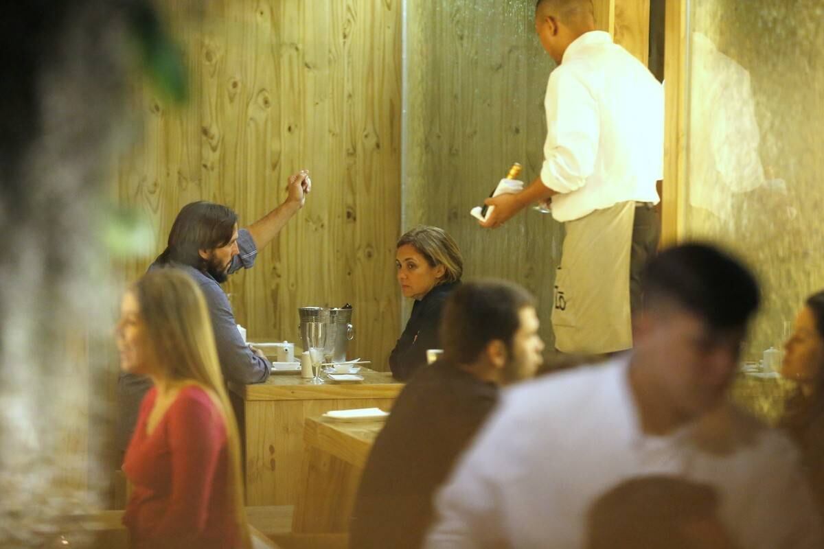 O casal no restauranteAcesse o R7 Play e assista gratuitamente à programação da Record
