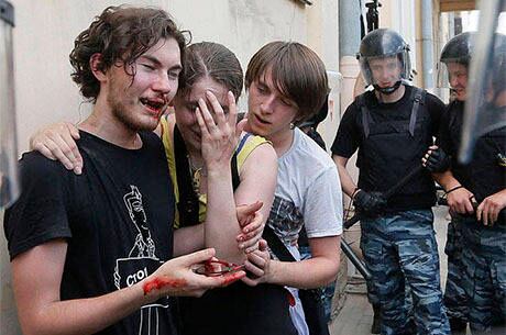 Na Rússia, os gays ainda enfrentam grandes demonstrações de intolerância, como os jovens que apanharam durante manifestação anti-gay em 2013