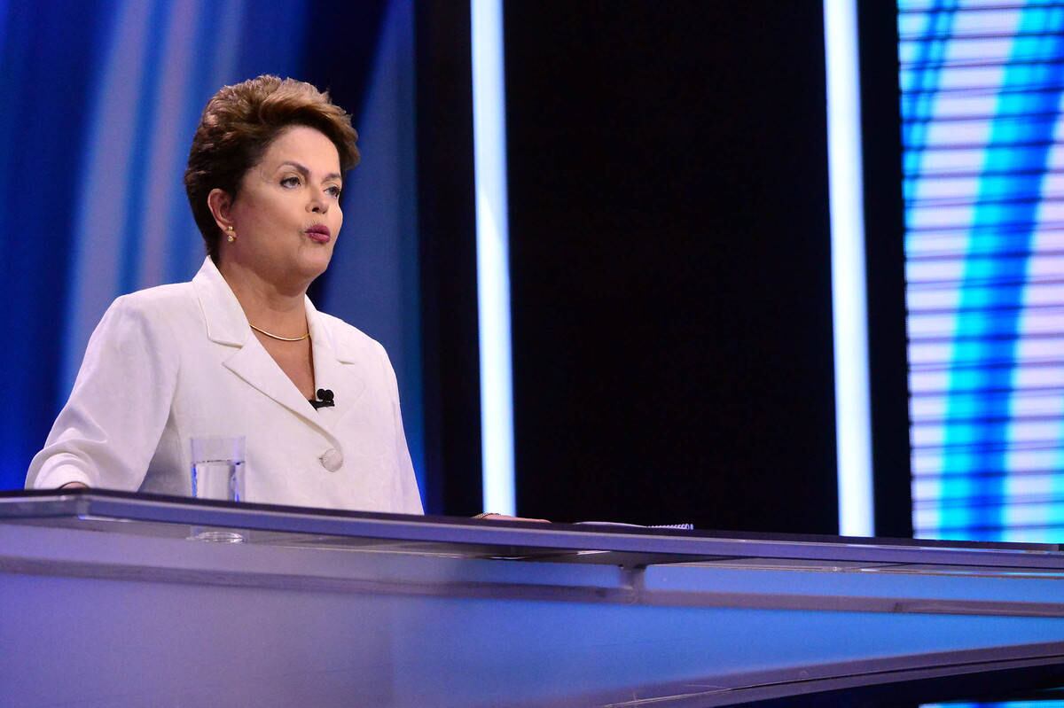 A presidente, mais uma vez, defendeu as investigações na petroleira estatal: "Isso é muito importante porque a parte que o senhor devia me cumprimentar você esqueceu. Eu disse que eu ia investigar [...]. Sou a favor da punição, doa a quem doer. E sou contra arquivamento". Leia mais