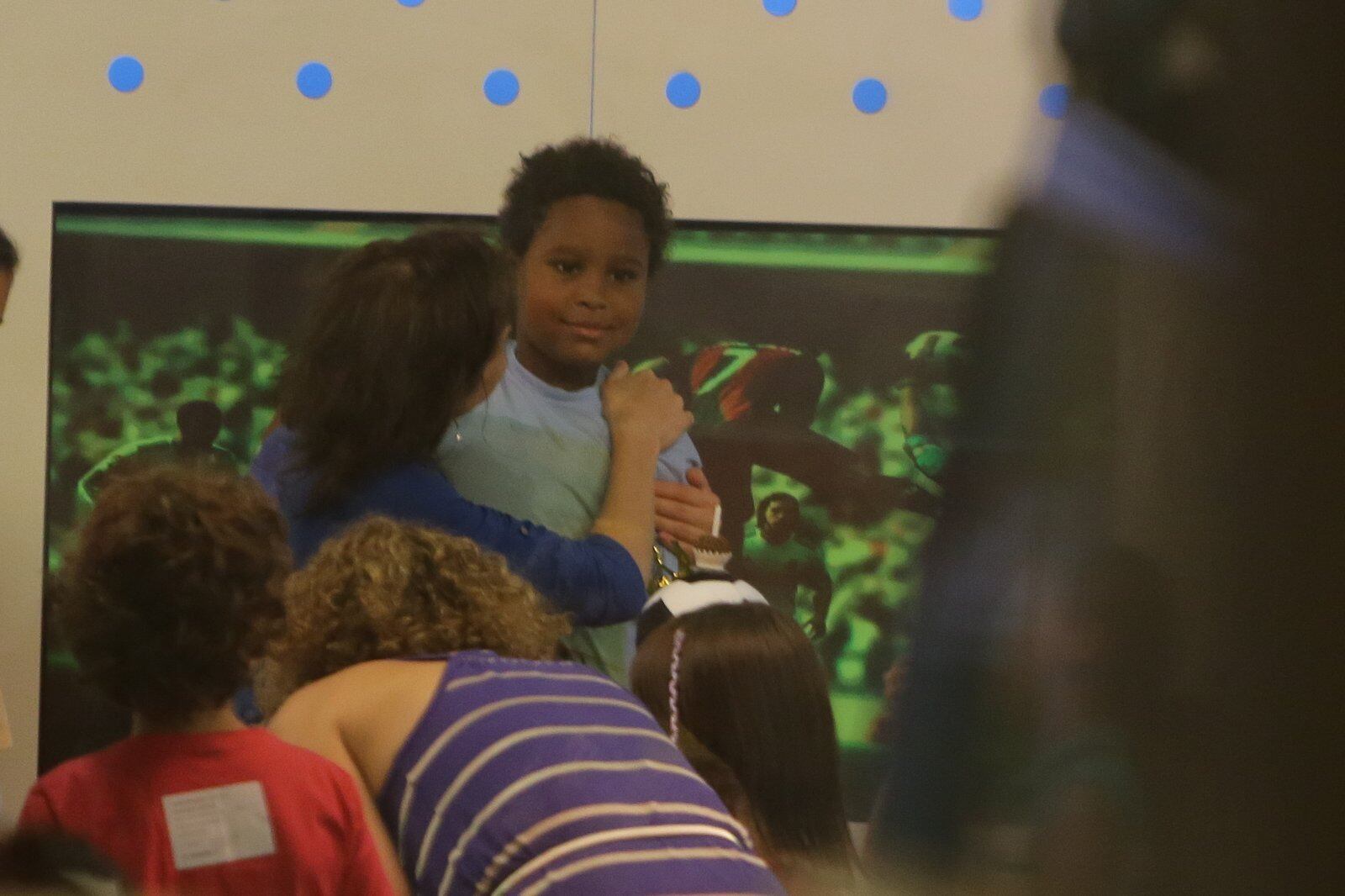 Drica Moraes comemora aniversário do filho adotivo em parque infantil