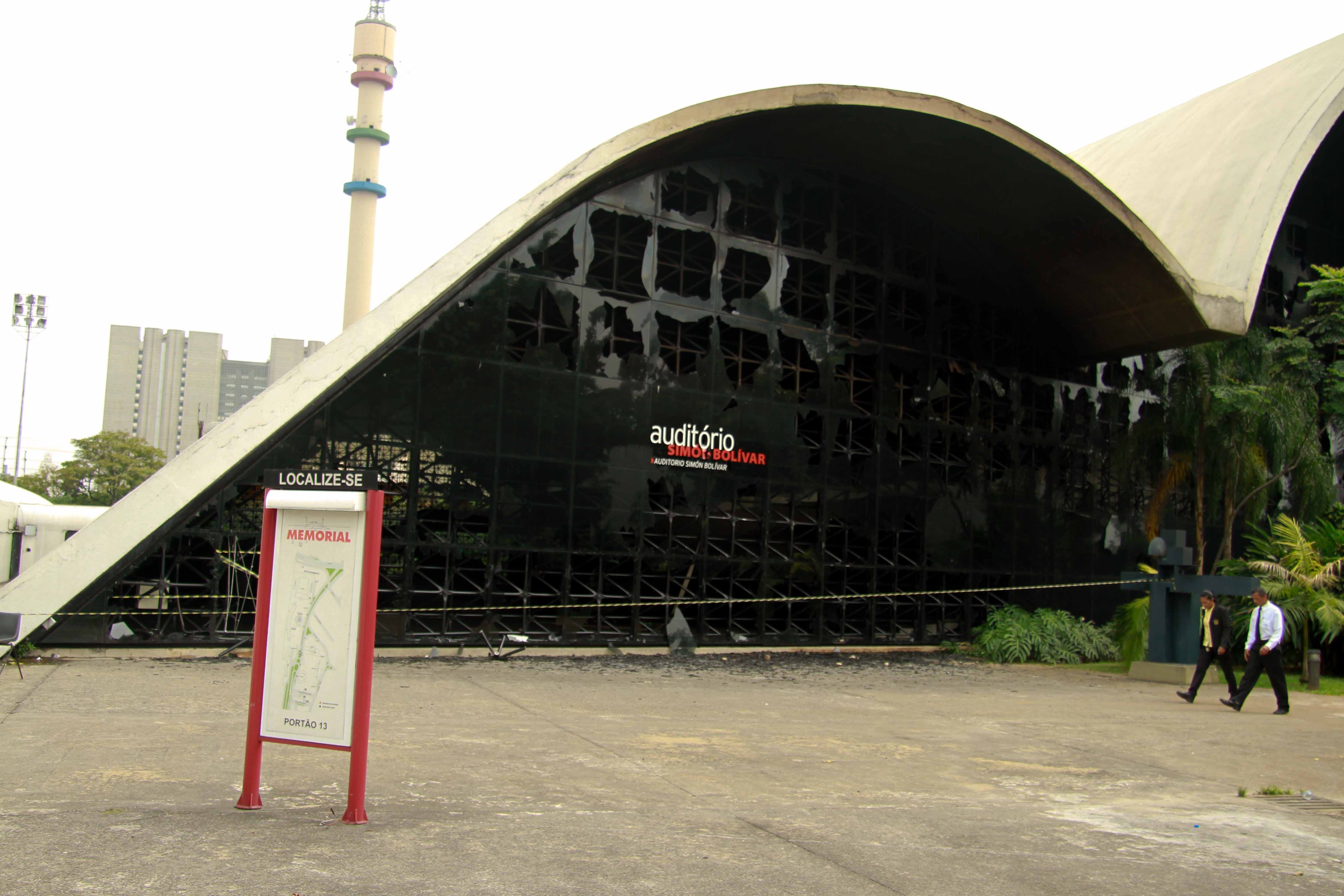 Memória em construção
Por motivos diferentes, uma parte
do Memorial da América Latina, na Barra Funda, zona oeste de São Paulo, também está
sem receber visitantes desde 2013. Em novembro daquele ano, o auditório Simón Bolívar pegou fogo e está
desativado até hoje. Felipe Pinheiro, diretor administrativo e
financeiro do Memorial, explica que a fase de licitação para realizar a
primeira parte da obra está terminando. Com isso, poderá ser realizada a recuperação
estrutural do prédio, orçada em R$ 6,5 milhões.
— Nessa
primeira fase tem que recompor o concreto e fazer um novo. Onde pegou fuligem
ou fogo tem que fazer o lixamento e estucagem, recuperar pilastras. Depois,
entramos na fase arquitetônica que inclui os trabalhos de hidráulica, elétrica,
acessibilidade, ar condicionado e a terceira fase é de cenografia e
luminotecnica.
No caso do Memorial, os projetos de restauro e modernização já estão prontos, mas é necessário aguardar as licitações de cada etapa para começar a próxima, o que faz com que o processo seja mais lento