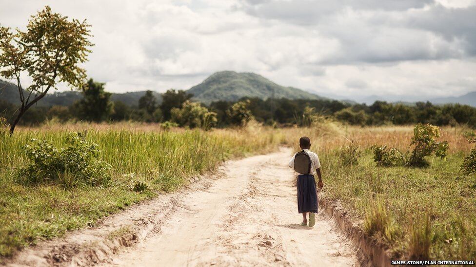 





Uma alternativa é caminhar por
trilhas ao lado da estrada principal. Mas muitos desses caminhos são
famosos pela ocorrência de estupros. Este trecho fica próximo à uma
prisão. O caminho é usado por presidiários quando eles conseguem
períodos de liberdade condicional.


 
