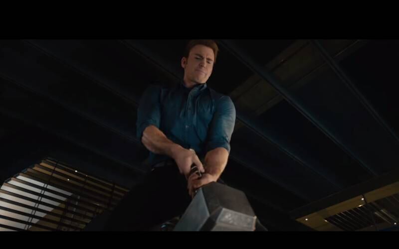 O mais provável é que o martelo tome algum perfil biológico e psicológico complexo que calcule a "dignidade" de quem está tentando levantá-lo, uma espécie de bio-sensor. No trailer é possível ver que Steve Rogers, o Capitão América, é capaz de mover levemente o martelo, enquanto Tony Stark e Jim Rhodes não conseguem fazer nada
