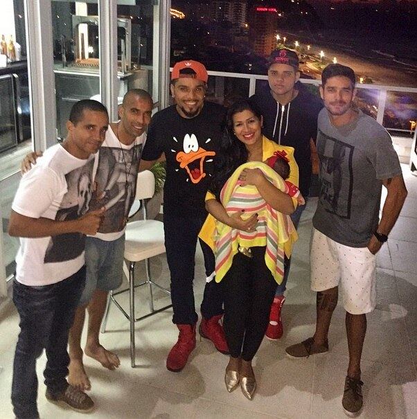 Naldo e Moranguinho posam em foto com a filha Maria Victória