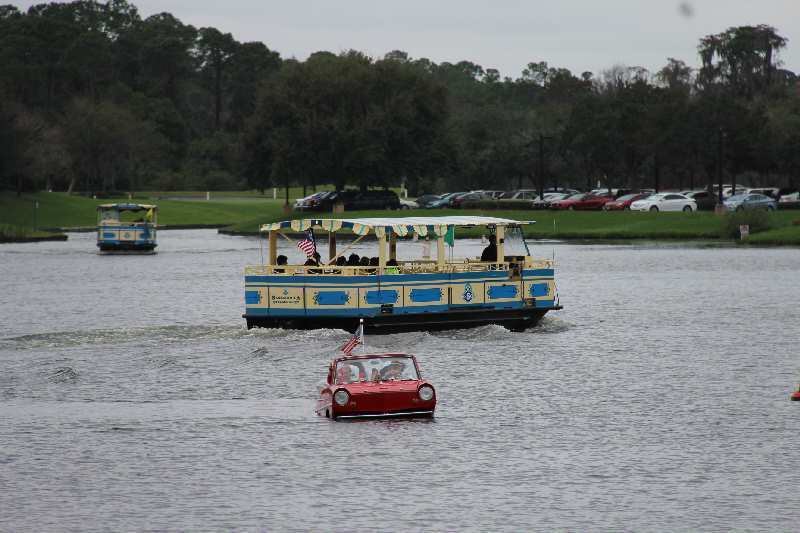 Passeio
em carro anfíbio – Ainda em Disney
Springs o casal pode fazer um passeio pelo lago em um carro anfíbio.
Agradável e algo bem diferente. Fim da tarde e início da noite são os horários
mais românticos. E ainda podem estender o passeio em um dos bares ou
restaurantes da região. Preço US$ 125 (cerca de R$ 400)(foto: Andreza Trivillin)
