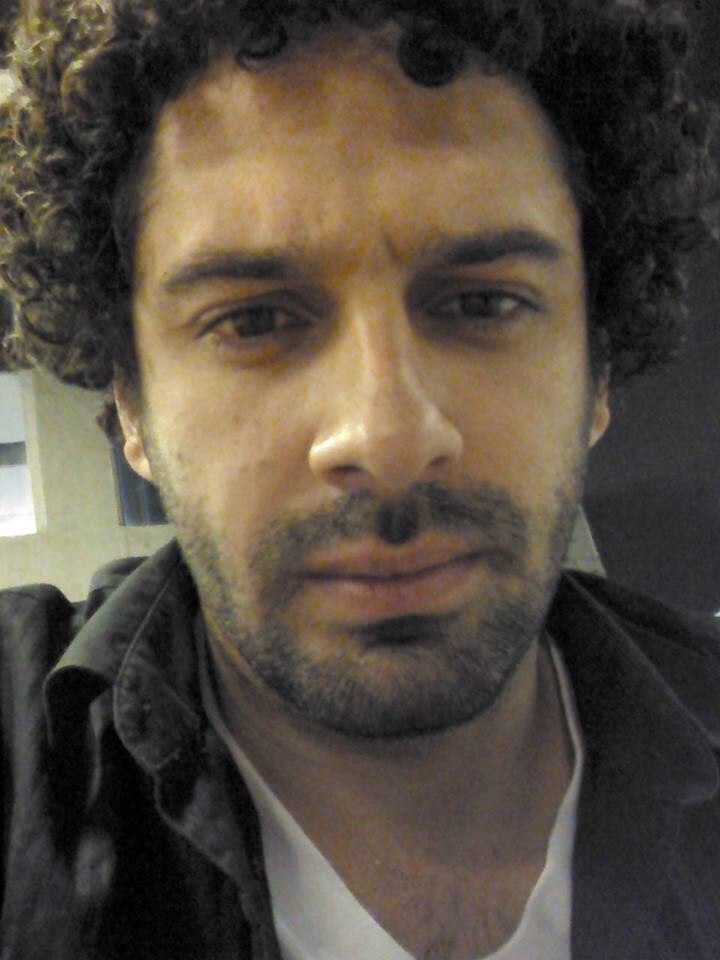 O ator é filho da cantora Kika Baldasserine, que foi a maior incentivadora para que ele seguisse a carreira artística