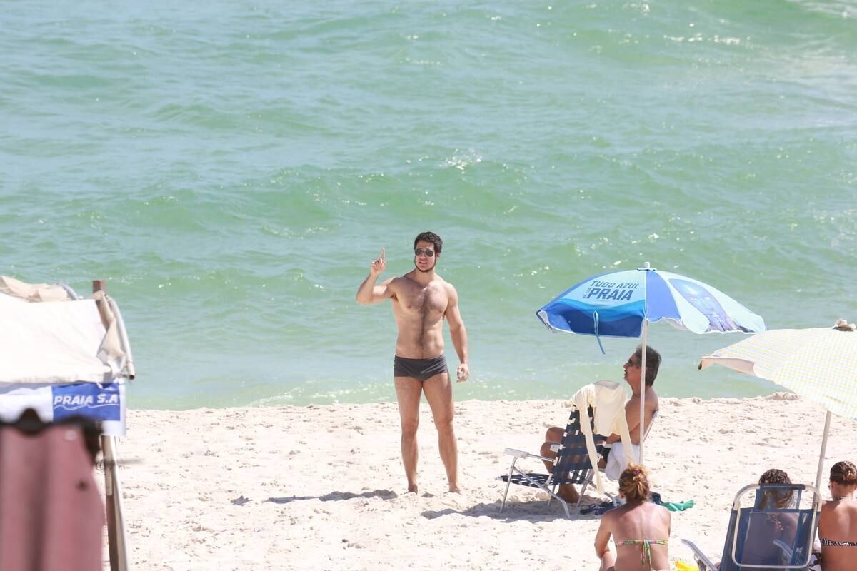 Emiliano D'Avila mostra atributos físicos em dia de praia no Rio