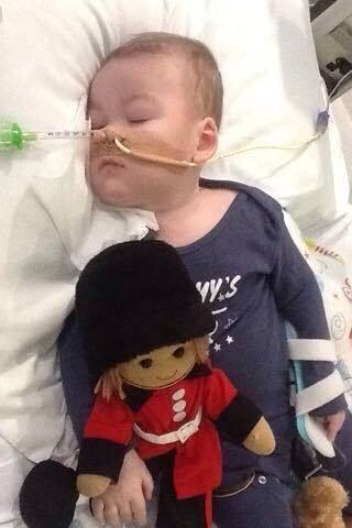 Desesperados, os pais de um bebê que respira por aparelhos na Inglaterra imploram por um diagnóstico sobre a condição de seu filho antes que sejam obrigados a desligar as máquinas que mantêm a criança viva

