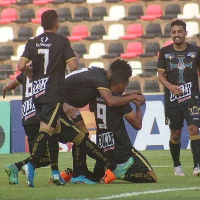 Álvaro comemora seu primeiro gol marcado com a camisa do Netuno