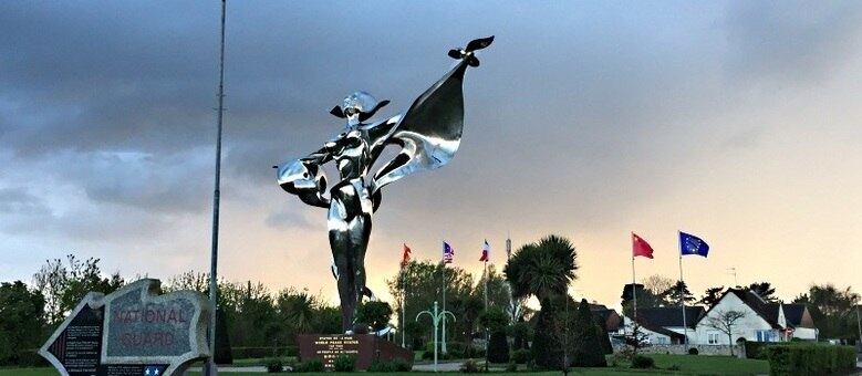 Nas estradas próximas a Caen, na Normandia, esculturas celebram a paz