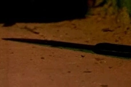 Um facão de cerca de 40 cm foi abandonado no local do crime e recolhido